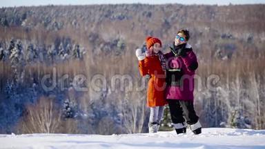 在<strong>阳光</strong>明媚的日子里，快乐的年轻库普尔挥舞着双手对着山上滑雪场的镜头。 冬季，<strong>体育</strong>，假日，关系